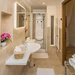 Center Luxury 2 *