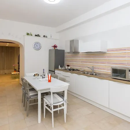 Center Luxury 2 Apartment *